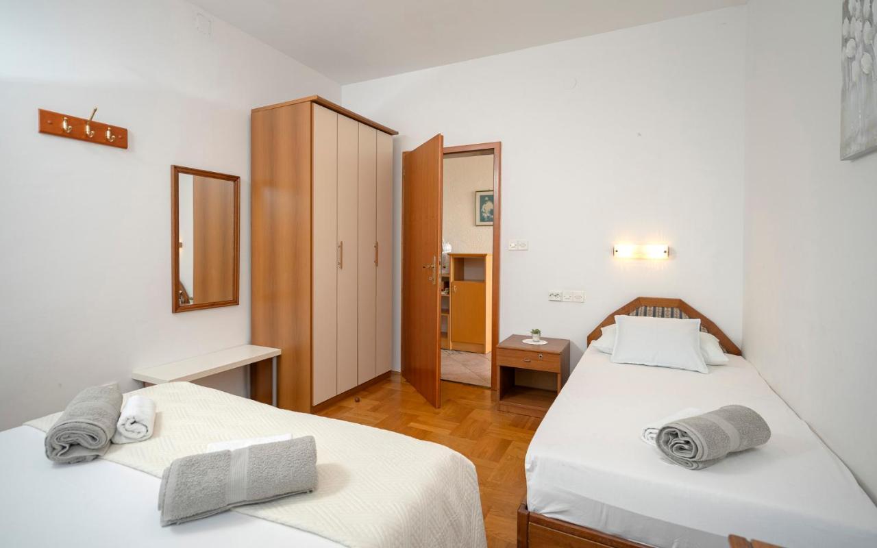Apartment Nela Kalina Jelsa  Extérieur photo