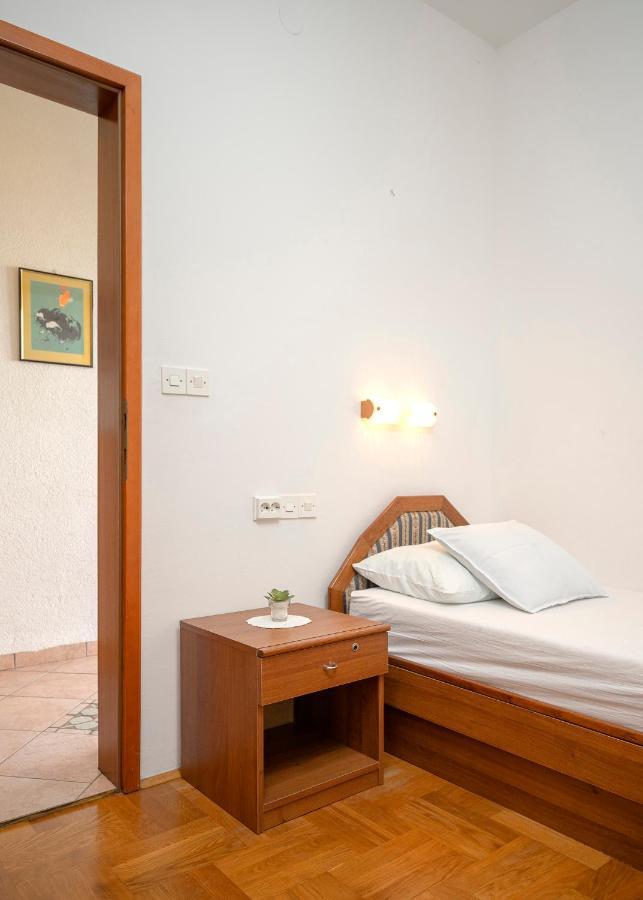 Apartment Nela Kalina Jelsa  Extérieur photo