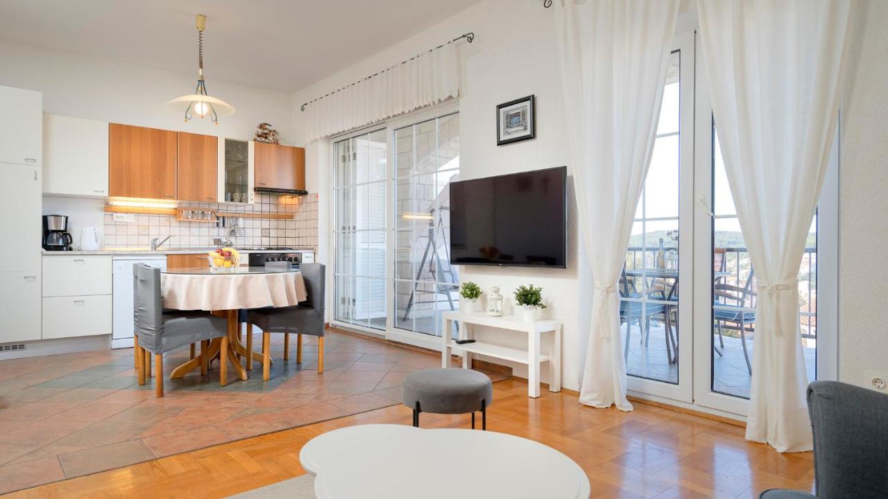 Apartment Nela Kalina Jelsa  Extérieur photo